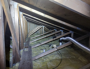 Zateplení stropu rodinného domu pomocí foukané izolace